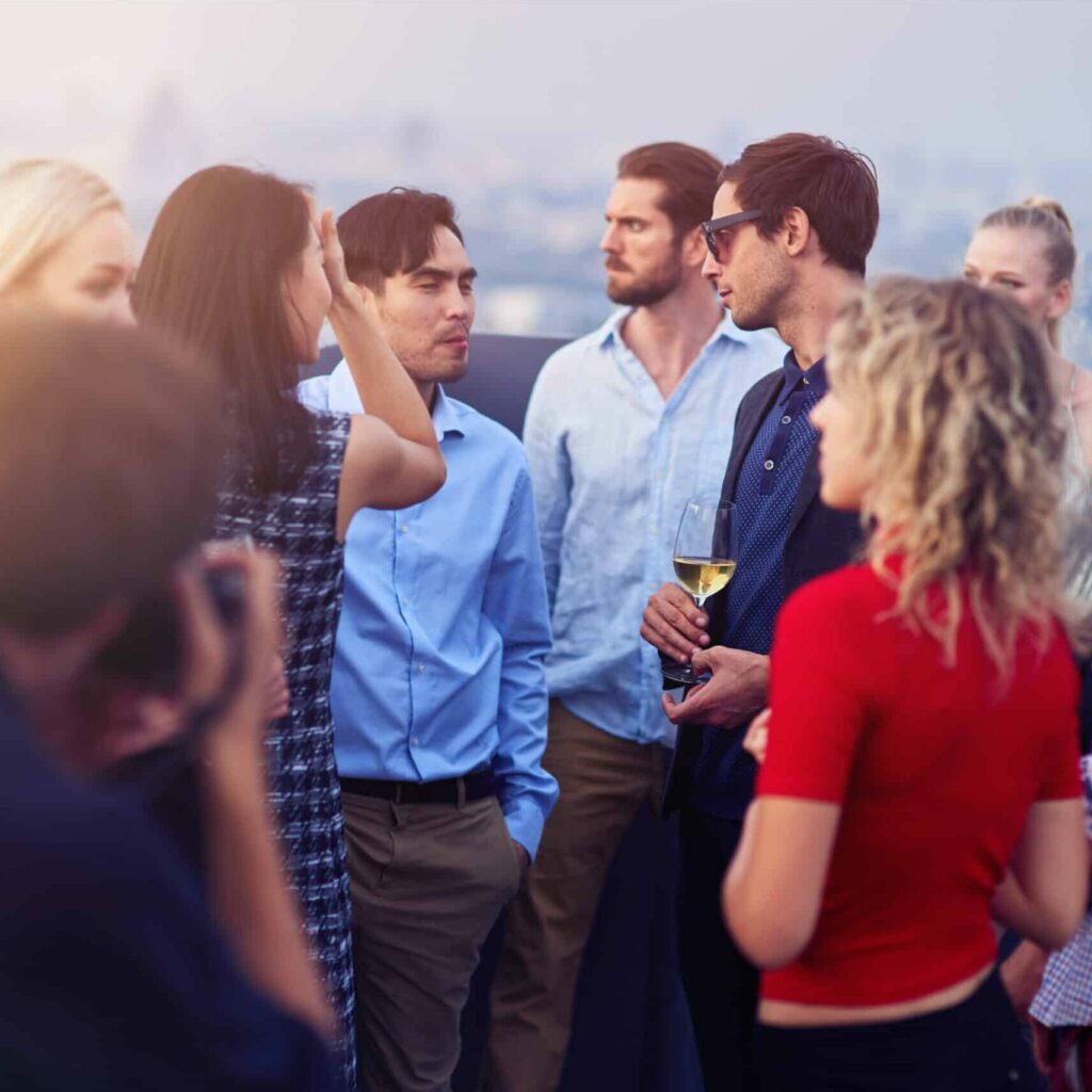 collègues profitant d'un afterwork sur rooftop