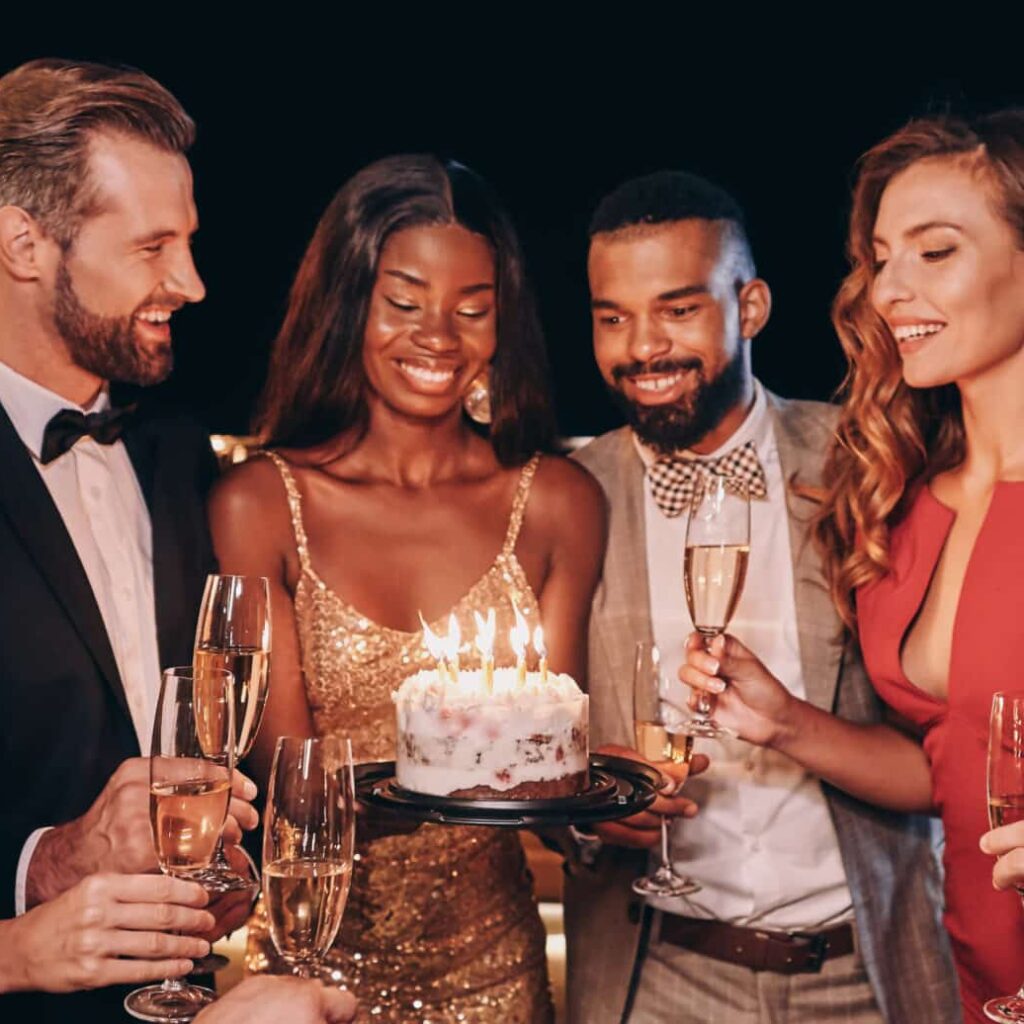 amis célébrant un anniversaire